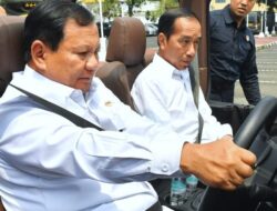 Kunjungi PT Pindad Bandung, Jokowi di Setiri Prabowo Saat Naik “Maung”