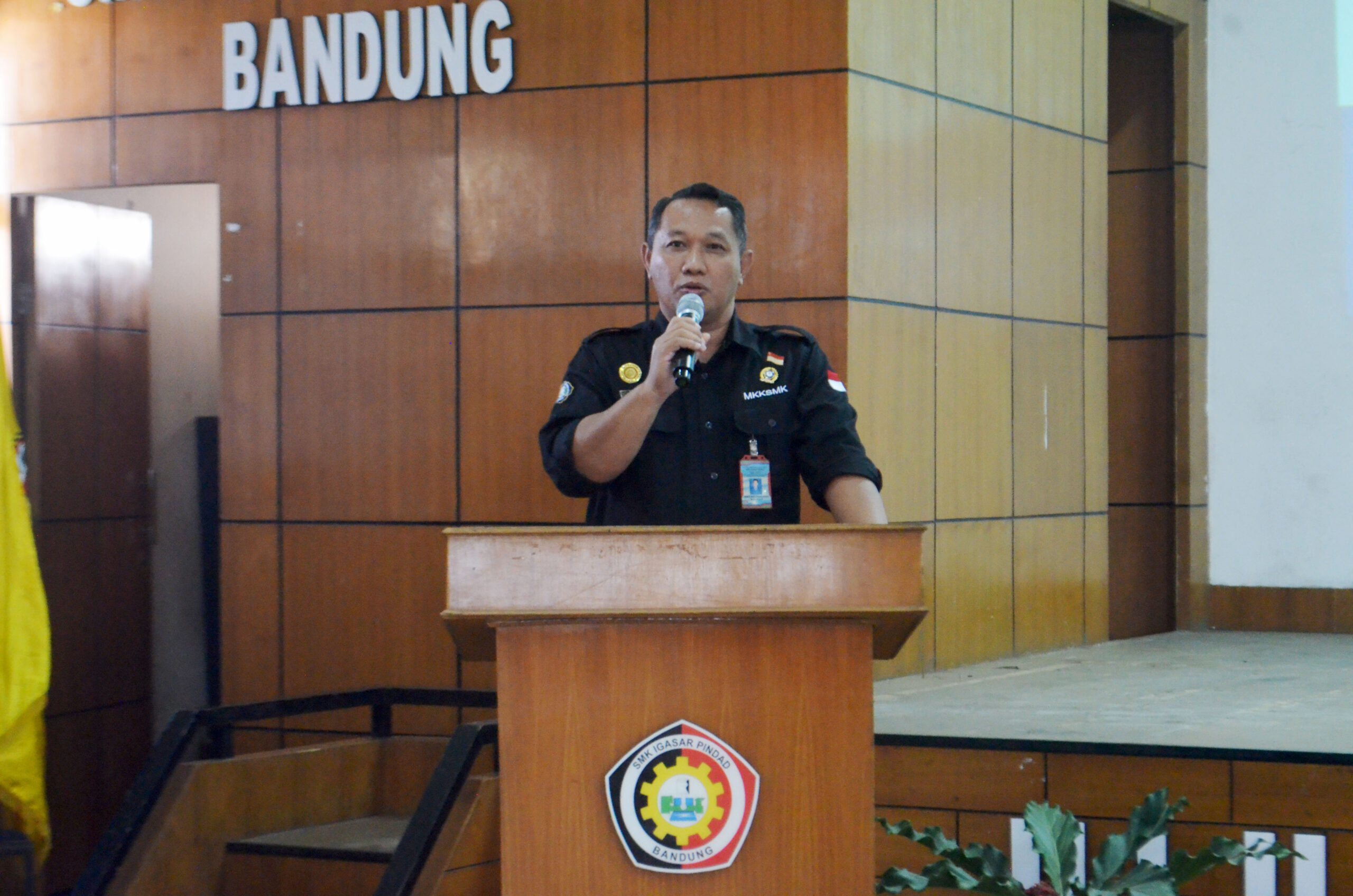 Kepala SMK Igasar Pindad Bandung Roni Harimurti, S.Pd., M.M