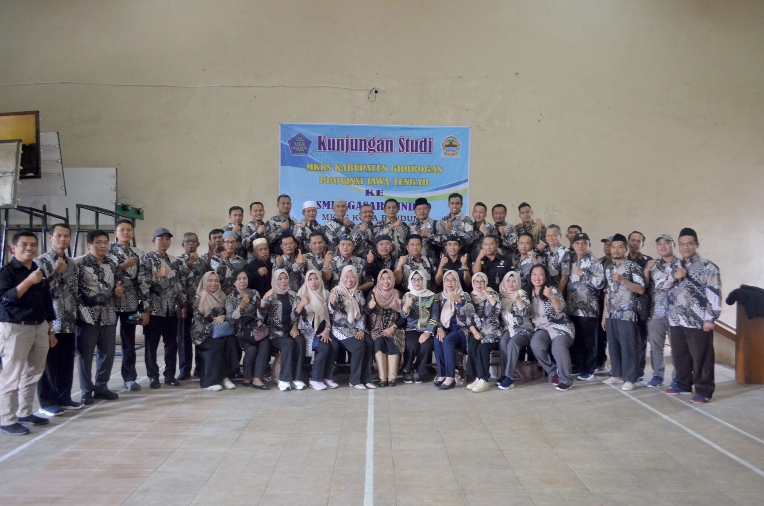 Turut Hadir Dalam Foto Bersama Duduk Paling Tengah Dr. Siti Sadiah Yuningsih, M.M.Pd., Analis Kebijakan Ahli Muda (kordinator SMK) Cabang Dinas Pendidikan Wilayah VII Disdik Jabar 