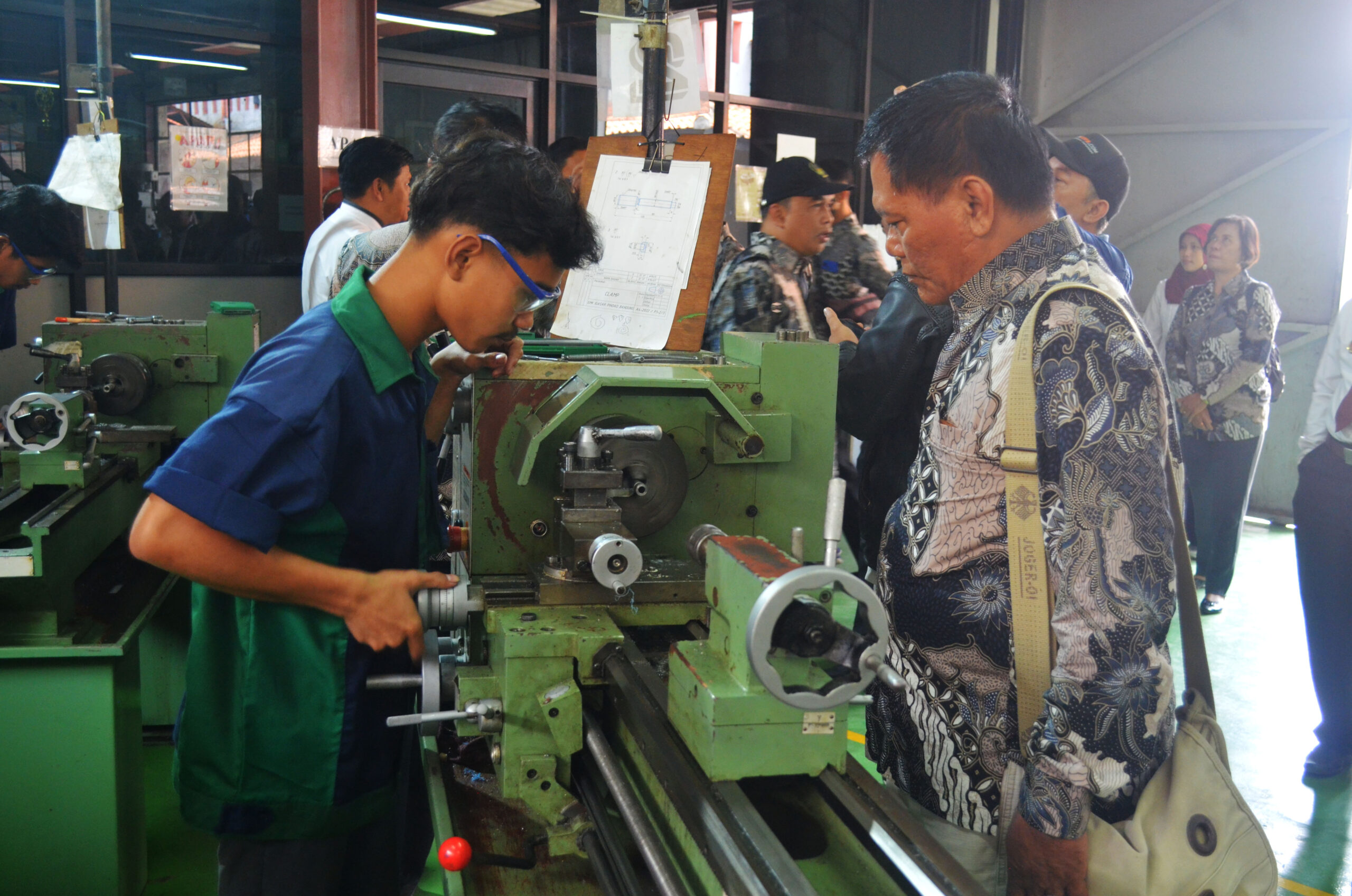 Rombongan MKKSMK Kabupaten Grobogan Saat Meninjau Fasilitas SMK Igasar Pindad