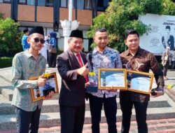 Bupati Garut Memberikan Anugerah Penghargaan Bidang Kesehatan Kepada Lutfi Wasi dan KNPI