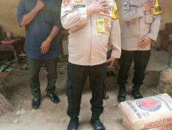 Kapolsek Citeureup dan Anggotanya Memberikan Bantuan Kepada warga Hambalang Yang kena dampak Gempa Bumi
