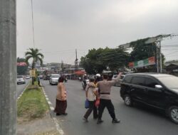 Perwira Pospam dan Anggota Jaga Beri Pelayanan Publik Ke Masyarakat Dalam Rangka Operasi Lilin Lodaya 2023