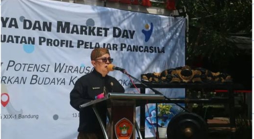Kepala SMK Kartika XIX-1 Bandung Abdurahman S.Pd., M.M.