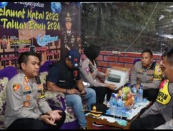 KAPOLRES SERANG TINJAU POS PENGAMANAN DAN POS PELAYANAN DI MALAM PERAYAAN NATAL 2023
