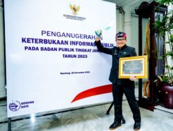 Disdik Jabar mendapatkan penghargaan sebagai Badan Publik Kategori Organisasi Perangkat Daerah “Informatif”
