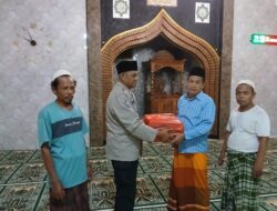 Kanit Binmas Polsek Rangkasbitung Polres Lebak Berikan Takjil Ke DKM Masjid
