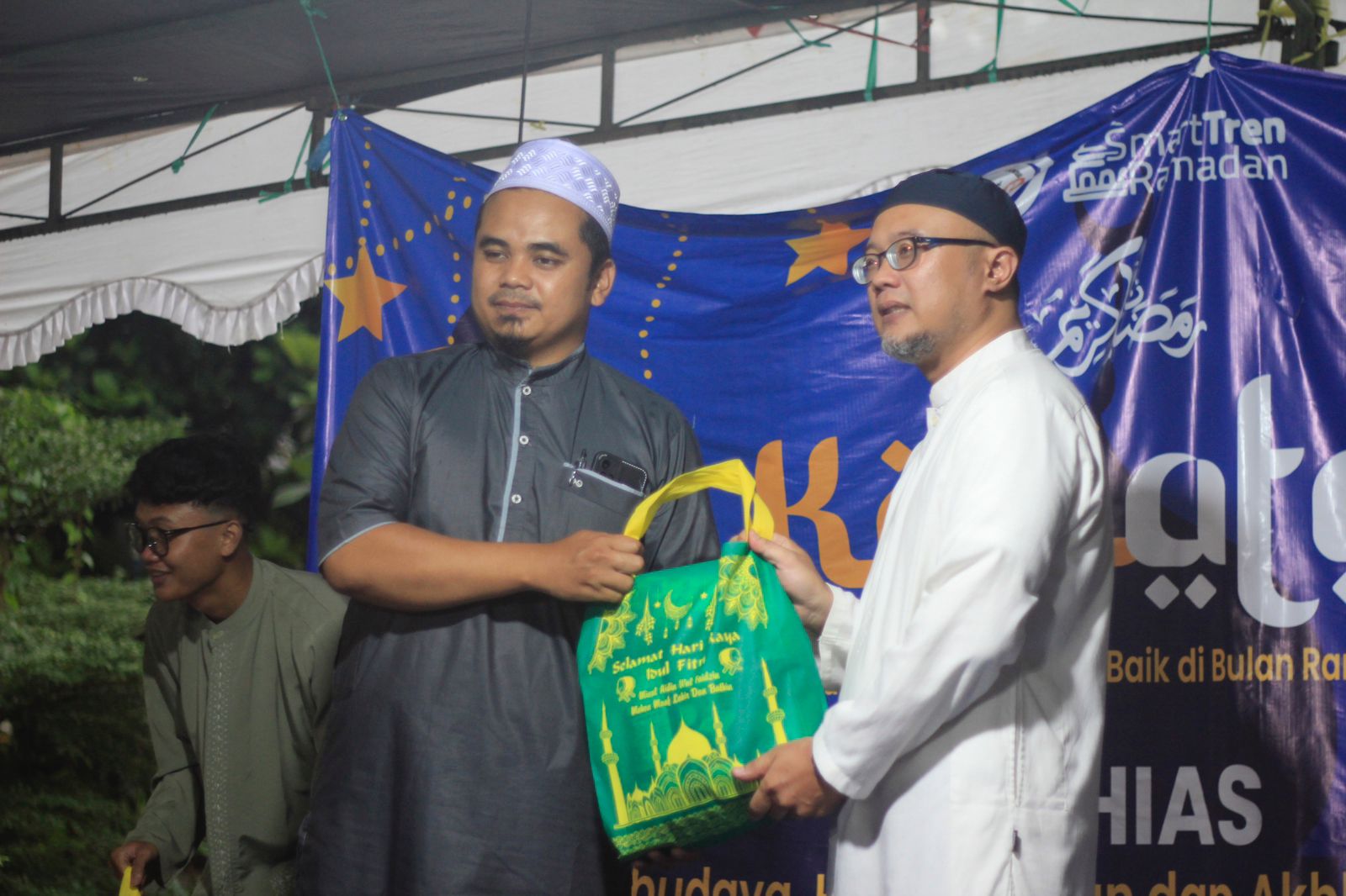 Mohamad Faizal Usman, S.T., MM., sebelah kanan terlihat di foto (berbaju putih)