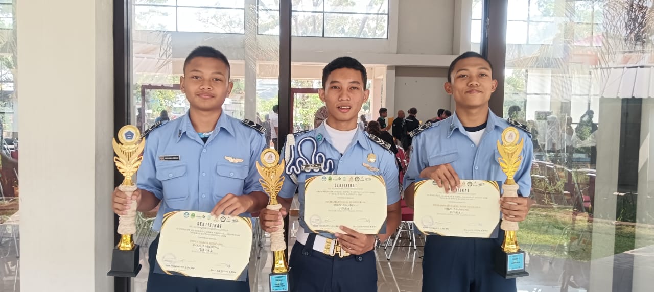 Dibya Sabda Kencana (kiri), Muhamad Malik Syairulloh (tengah), dan Muhamad Farel Widi Nugraha (kanan).