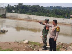 Polsek Jonggol Dibantu Warga Masyarakat Lakukan Evakuasi Mayat Yang Diduga Hanyut di Sungai Cipamingkis