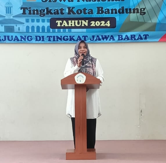 Analis Kebijakan Ahli Muda, Dr. Hj. Siti Sadiah Yuningsih, M.M.Pd., yang mewakili Kepala Cabang Dinas Pendidikan Wilayah VII