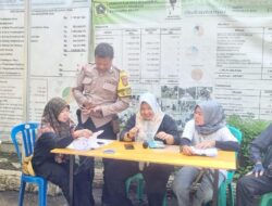 Bhabinkamtibmas Polsek Dramaga Monitoring Pembagian Bantuan Beras ( Bansos)Kepada Warga sekaligus Berikan Himbauan