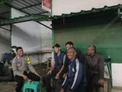 Bhabinkamtibmas Polsek Cisarua Contol Pos Kamling Binaan dan Berikan Himbauan