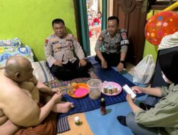 Kapolsek Cibinong Bersama Kanit Reskrim Dan Anggota Polsek Sambangi Warga Penderita Obesitas untuk Berikan Dukungan