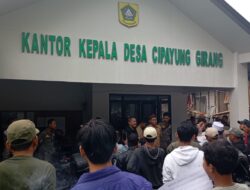 Kecewa dengan Keputusan Sepihak Mengenai Batas RT, Sejumlah Warga Geruduk Camat Megamendung dan Kepala Desa Cipayung Girang