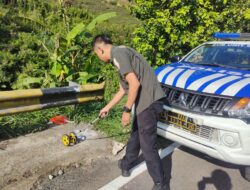 Polsek Cisarua Bersama Unit Laka Lantas Tangani Kecelakaan Tunggal di Puncak