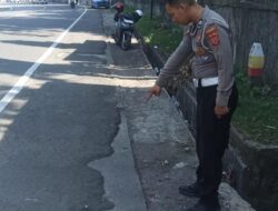 Terkait Video Adanya Seorang Pengendara Roda Dua Yang Tergeletak di Pinggir Jalan,Polsek Cisarua cek Lokasi