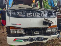 Unit Laka Lantas Polres Bogor Tangani Kecelakaan Tunggal Sebuah Minibus Micro Isuzu Elf