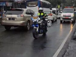 Tindakan Cepat Anggota Satlantas Polres Bogor Berikan Pengawalan Kendaraan Ambulance Bawa Pasien Saat Jalur Puncak One Way