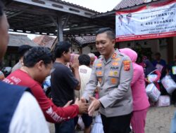 Kapolres Bogor dan Ketua Bhayangkari Cabang Polres Bogor Salurkan Sembako Kepada Korban Banjir Bandang Desa Bojong Kulur
