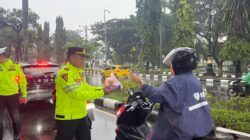 Kapolres Bogor Bersama Pejabat Utama Serta Jajaran, Bagikan Takjil Jelang Berbuka Puasa Kepada Warga Yang Melintas