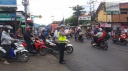 Urai Kemacetan Lalulintas dan Cegah Lakalantas di Bulan Suci Ramadhan Personil Lantas Polsek Cibungbulang Mengatur Lalulintas di Simpang Cibatok dan Sekitarnya