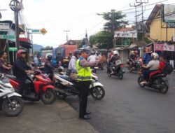 Urai Kemacetan Lalulintas dan Cegah Lakalantas di Bulan Suci Ramadhan Personil Lantas Polsek Cibungbulang Mengatur Lalulintas di Simpang Cibatok dan Sekitarnya