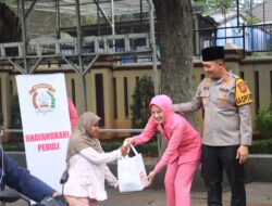 Kapolres Bogor Bersama Ketua Bhayangkari Polres Bogor dan Jajaran Berbagi Takjil Wujud Kepedulian Kepada Warga Masyarakat Yang akan Berbuka Puasa