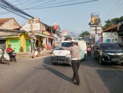 Berikan Pelayanan Maksimal Kepada Masyarakat Anggota Polsek Ciampea Laksanakan Pengaturan Lalu Lintas