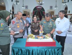 Kapolda Jabar Serahkan Tumpeng dan Tali Asih, Dalam Syukuran HUT Ke-79 Kodam lll/Siliwangi