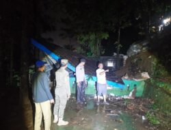 Tanah Longsor Terjadi di Desa Bendungan Ciawi, Polsek Ciawi Tindak Cepat Cek Lokasi dan Lakukan Langkah Antisipatif