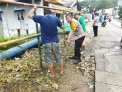 Bhabinkamtibmas Polsek Babakan Madang Gotong Royong Bersama Warga