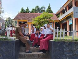 Bhabinkamtibmas Polsek Ciawi Sambangi SDN Bendungan 01 Sampaikan Kamtibmas dan Edukasi Kepada Siswa siswi