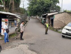 Polsek Ciawi dan Linmas Desa, Turun Langsung Bantu Pengaturan Jalan alternatif Menuju Puncak, Cegah Adanya Tindakan Premanisme