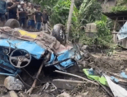 Di Duga Rem Blong, Truk tronton Tabrak Angkot Bermuatan 17 Orang Guru PAUD Yang Akan Takziah, 11 Orang Meninggal Dunia.