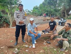 Bhabinkamtibmas Polsek Tanjungsari Sambang Warga Berikan Himbauan Kamtibmas Wujud Nyata Adanya Kehadiran Polri di Masyarakat