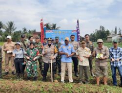 Dukung Program Asta Cita, Kapolsek Dramaga Bogor Bersama Kepala Desa Purwasari Laksanakan Penanaman Jagung