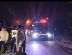 Polsek Ciawi Evakuasi Bus Terperosok di Jalan Raya Veteran Akibat Pecah Ban, Wujud Nyata Polri Hadir Untuk Masyarakat