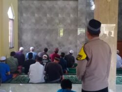 Perkuat Silaturahmi, Aiptu Bagja Sholat Jum’at Bersama Warga Bojong Rangkas Ciampea