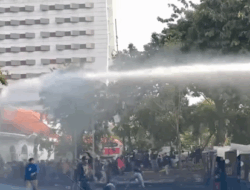 Water Cannon Halau Massa Solidaritas Ojol di Surabaya