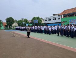 Bhabinmas dan Babinsa Polsek Citeureup Berikan Pembinaan Disiplin dan PBB Kepada Siswa-Siswi SMPN 1 Citeureup