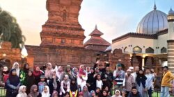 Rangkaian Milad Ke -V: Santri Sasana Kreatif Mandiri Ziarah Makam Aulia Di Tengah Laut