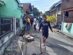 Puluhan Warga Cigeblag Kelurahan Banjar Negara Laksanakan Gotong Royong