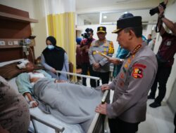 Kapolri Listyo Sigit Kunjungi Korban Ledakan SMAN 72 di RSI Cempaka Putih
