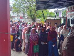 Ratusan Warga Kelurahan Kepuh Antusiasme Mengantri Bantuan Beras dan Minyak Goreng