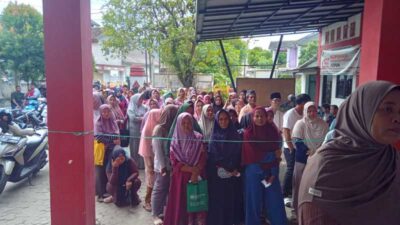 Ratusan Warga Kelurahan Kepuh Antusiasme Mengantri Bantuan Beras dan Minyak Goreng