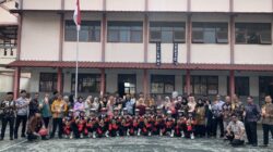 Siswa Siswi SMK Igasar Pindad Bandung Beri Apresiasi Guru dengan Memberikan Buket di Hari Guru