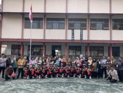 Siswa Siswi SMK Igasar Pindad Bandung Beri Apresiasi Guru dengan Memberikan Buket di Hari Guru