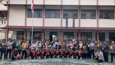 Siswa Siswi SMK Igasar Pindad Bandung Beri Apresiasi Guru dengan Memberikan Buket di Hari Guru