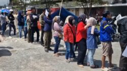 Warga Jakarta, Bandung, dan Purwakarta Berdesakan Demi BLT Rp 900 Ribu